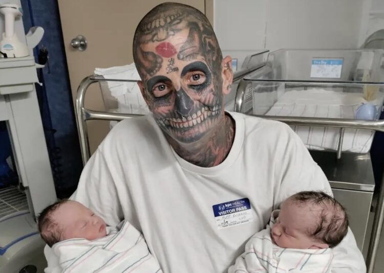 Getatoeëerde vader krijgt zware kritiek omdat mensen hem beoordelen als een slechte ouder