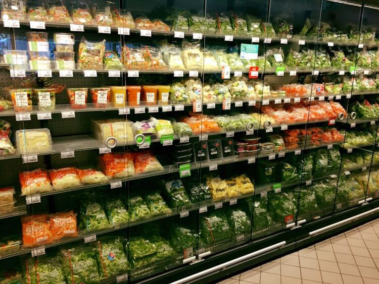 Iedereen koopt ze gedachteloos… maar dit moet je weten over voorgesneden groenten!