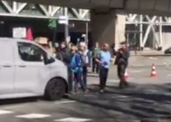 Bestuurder verliest geduld en rijdt met zijn busje dwars door menigte XR-demonstranten heen