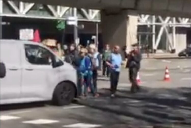 Bestuurder verliest geduld en rijdt met zijn busje dwars door menigte XR-demonstranten heen