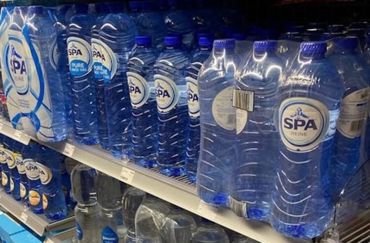 Wetenschappers komen met angstaanjagende waarschuwing voor iedereen die flessenwater drinkt