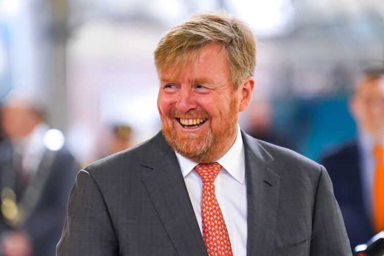 Koning duikt op hilarische wijze op in Amsterdam