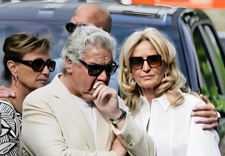 Hartverscheurende beelden uitvaart Jonnie Boer: “Tranen bij iedereen”