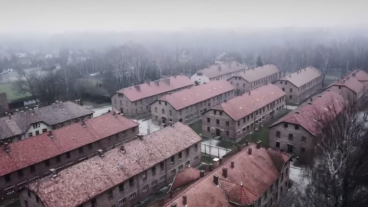 Drone maakt indrukwekkende beelden van Auschwitz en iedere generatie zou deze beelden moeten zien