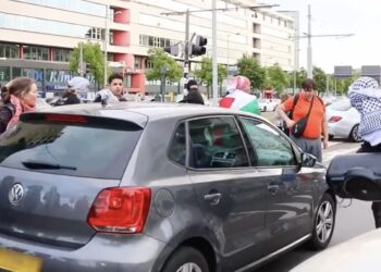 Automobilist is helemaal klaar met pro-Palestinademonstrant en sleurt hem mee op zijn motorkap