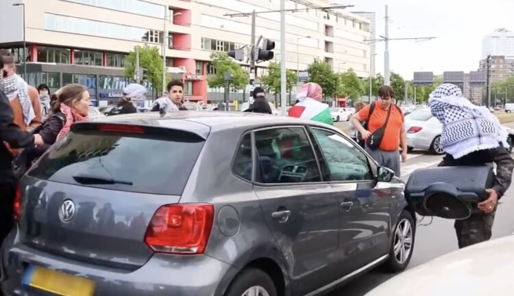Automobilist is helemaal klaar met pro-Palestinademonstrant en sleurt hem mee op zijn motorkap