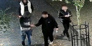 Politie deelt foto’s van verdachten van verkrachtingszaak en vraag het publiek om hulp