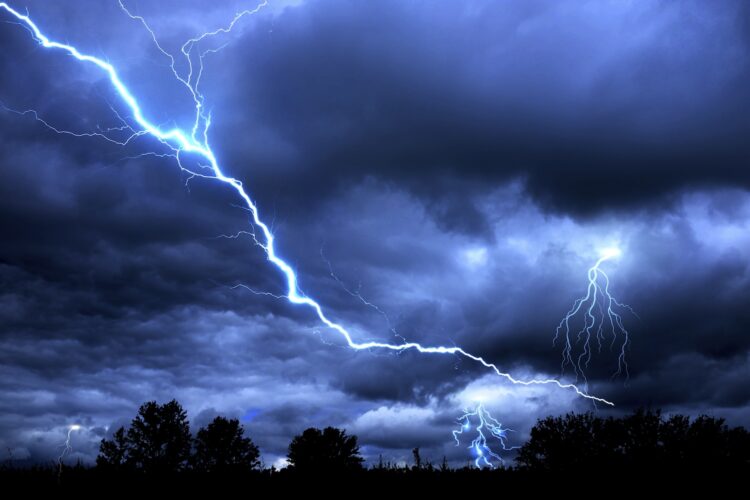 Weerdiensten geven noodweer waarschuwing af: ”Hier gaan de onweersbuien helemaal los”