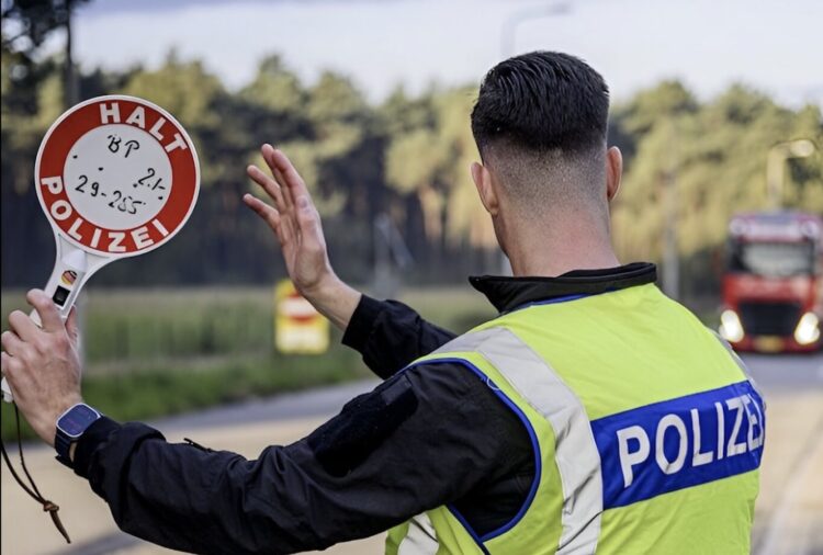 Ga je binnenkort naar Frankrijk, Duitsland of Oostenrijk? Dít moet er vanaf nu verplicht in je auto liggen!