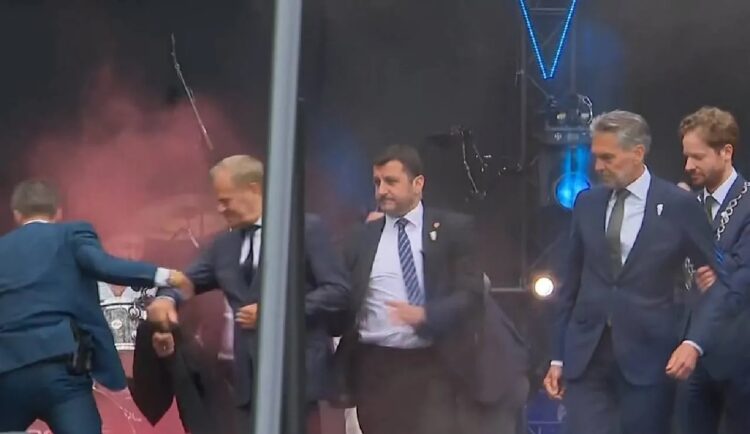 Heftige beelden: Premier Schoof aangevallen in Wageningen