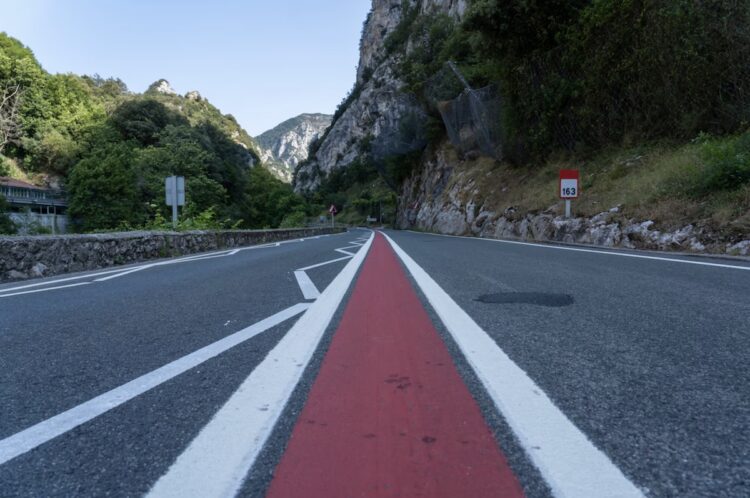 In deze populaire vakantielanden kun je een rode middenstreep tegenkomen. Dit betekent het!