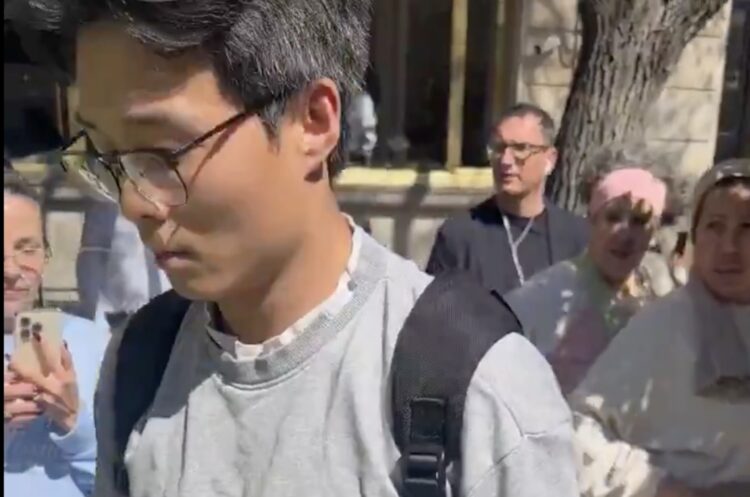 Zakkenroller kiest de verkeerde toerist uit en dat loopt pijnlijk voor hem af