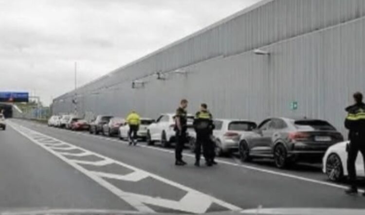 Bestuurders in bruiloftstoet worden aangepakt door de politie wegens roekeloos rijgedrag..