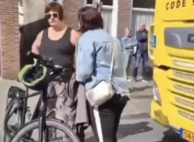 Vrouw blokkeert de weg voor een aantal truckers, die zijn het zat en leren haar een lesje