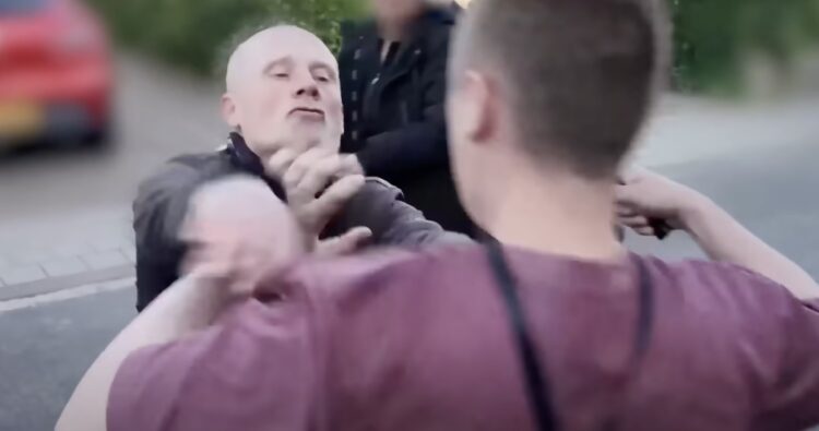 Volkert van der Graaf draait helemaal door en valt journalist aan: “Iets knapte bij hem net als toen”