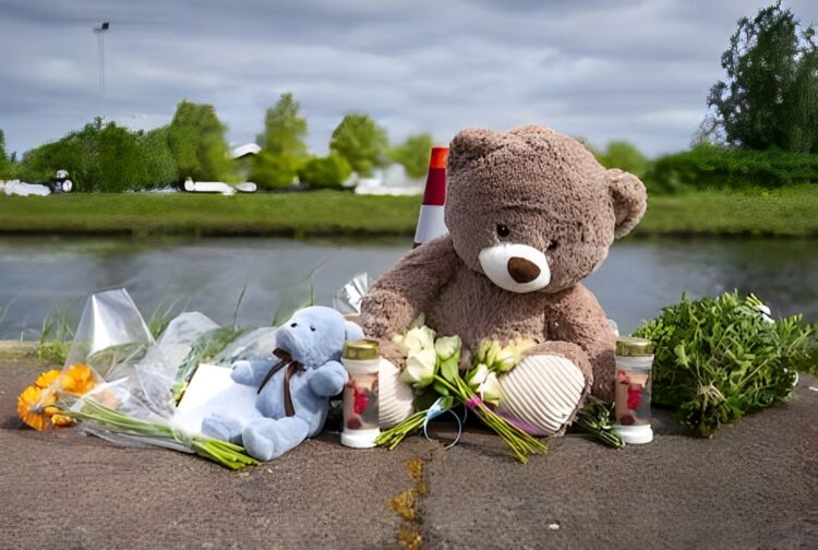 Op het moment dat de politie het huis van Klaas Bijl doorzoekt, gaan alle alarmbellen af