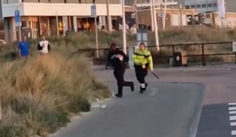 Agente grijpt onnodig hard in op het strand en daar is niet iedereen het mee eens