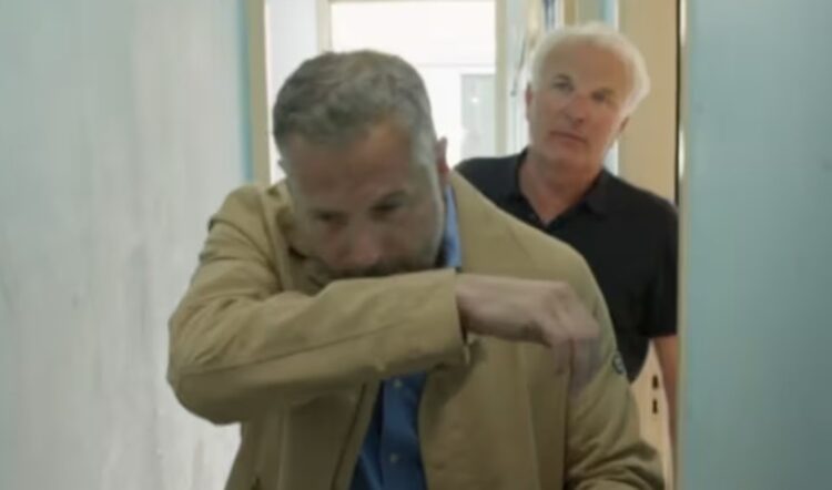 Bob Sikkes en Tijl Beckand rennen kokhalzend horrorhuis uit: “Niet te harden dit”