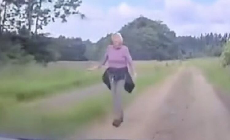 Boer is klaar met wandelaars die, net als wielrenners, zijn weg blokkeren en legt het vast op camera