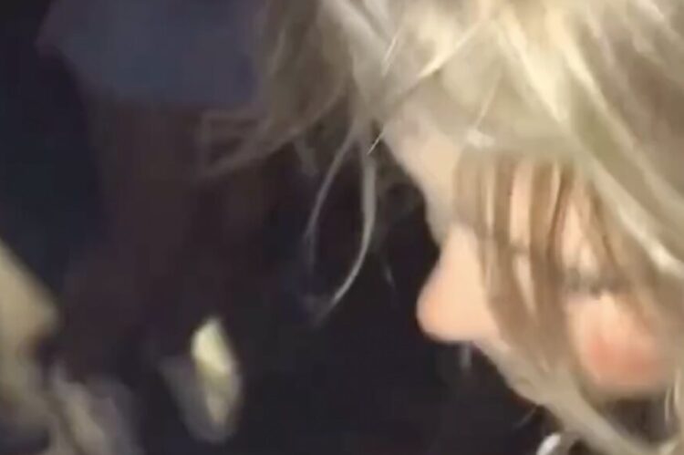 Dame haalt smerige grap uit tijdens het stappen en krijgt meteen moeder karma op haar dak