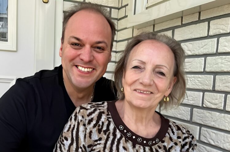 Frans Bauer geeft emotionele update over dementerende moeder: ‘Het moment aangebroken om haar te laten gaan’