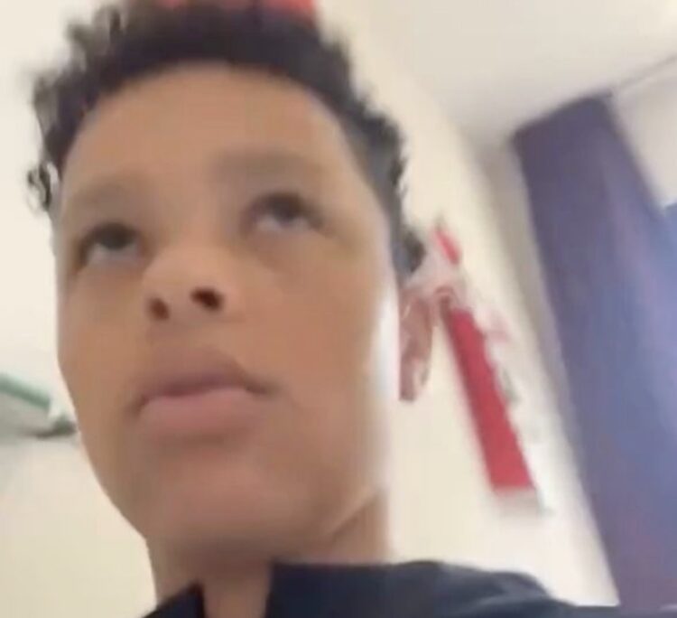 Tienerjongetje heeft een grote muil als politieagent hem thuis komt arresteren