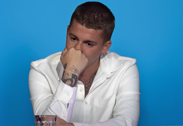 Mart Hoogkamer legt werkzaamheden per direct neer