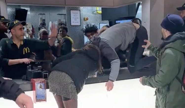 VIDEO: Personeel McDonald’s pikt het gedrag van agressieve klanten niet en gaat op de vuist