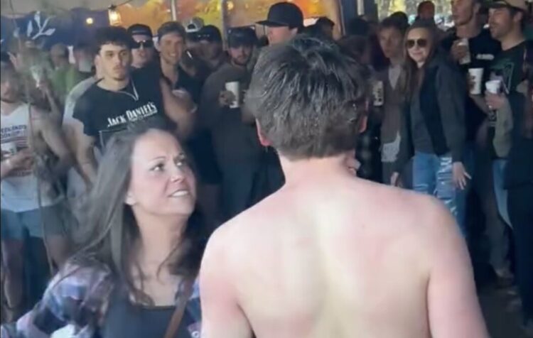 Moeder ziet dat zoon ruzie maakt op festival en laat direct zien wie de baas is