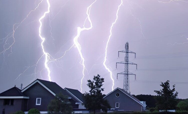 Weeralarm KNMI: Heftig noodweer verwacht en in deze provincies moet je er rekening mee houden