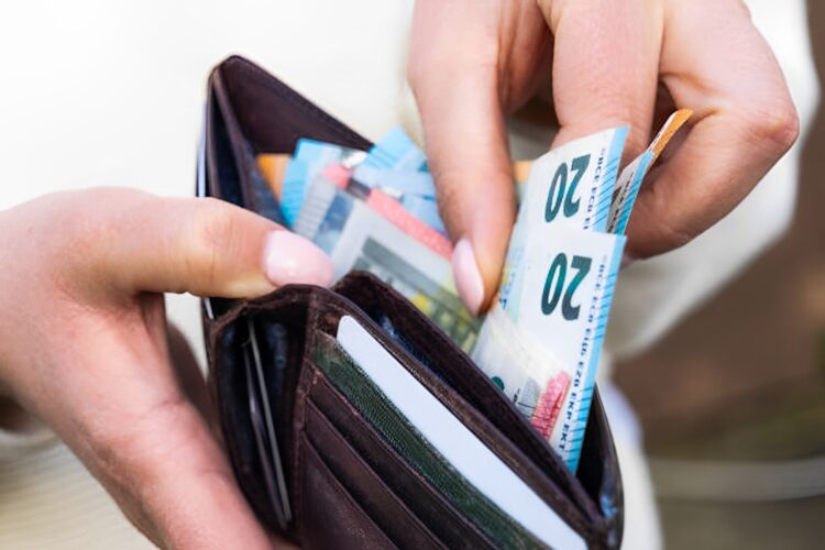 Minimumloon en AOW stijgen, maar niet zo hard als de huur: dit verandert er per 1 juli 2025 voor de portemonnee