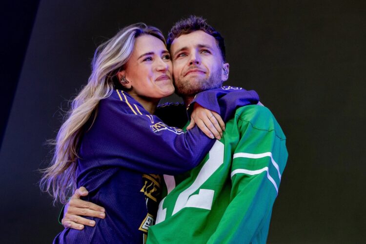 Staande ovatie voor Suzan en Freek tijdens hun eerste optreden: ‘Kippenvel‘