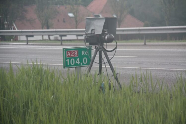 Absurde stijging: Dit zijn de nieuwe verkeersboetes! ‘Voortaan houd je je telefoon nooit meer vast’