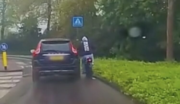 Gappie op fatbike daagt de verkeerde uit wordt vol gebeukt door deze Volvo