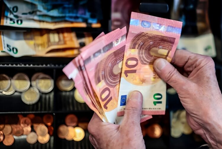 Deze 6 grote winkelketens stoppen per direct met contact geld: wat betekent dat voor jou?