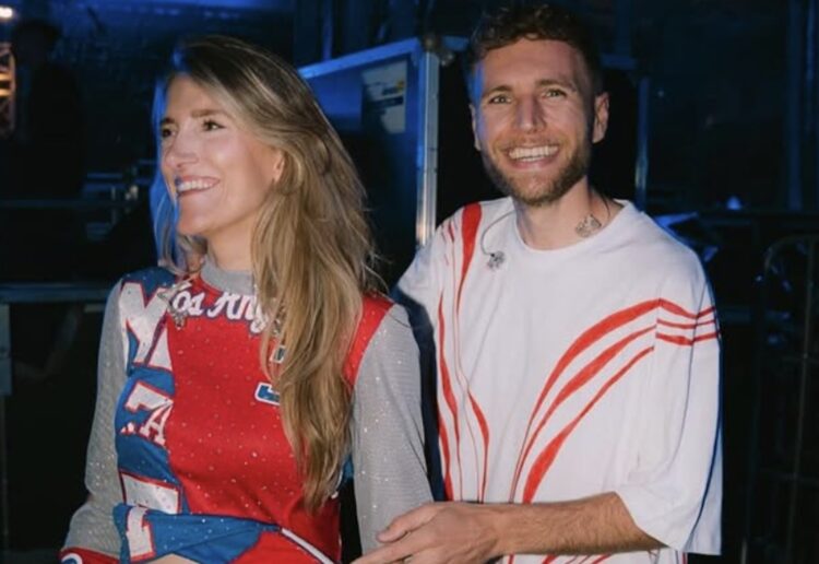 ZIEN: Suzan, Freek én baby in de buik stralen ‘met z’n drietjes’ op het podium