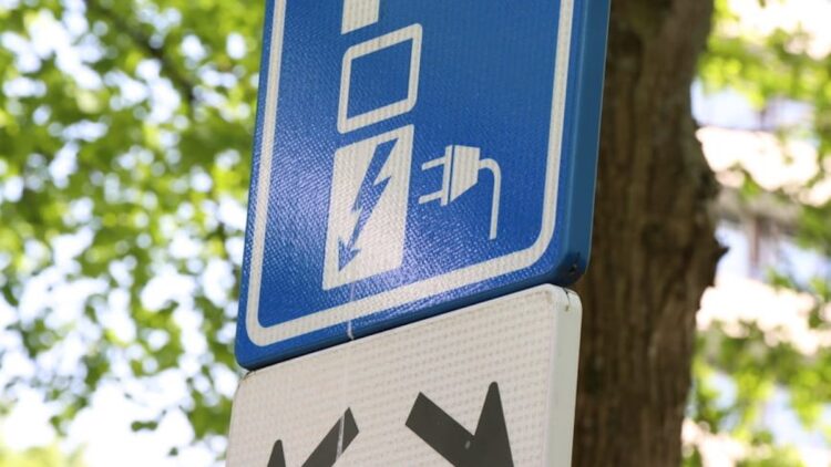Parkeren bij een laadpaal: mag dat zomaar of krijg je een boete?