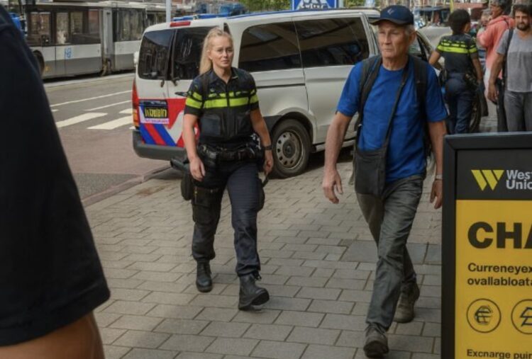 Agente is helemaal klaar met man die weigert mee te werken en leert hem een lesje