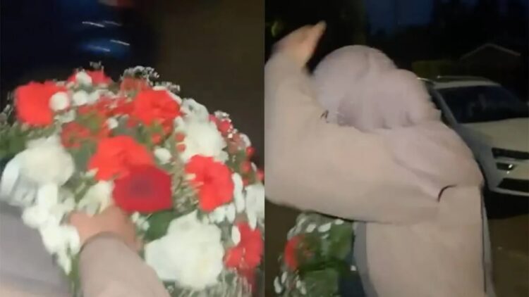 Vrouw met hoofddoekje steelt bloemen van graf van man die net begraven is