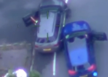 Bizarre politieachtervolging: auto weigert te stoppen en vormt een gevaar op de weg