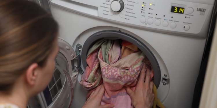Nieuw onderzoek: op déze temperatuur moet je je beddengoed wassen