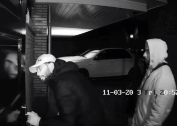 Twee asielzoekers in Ter Apel breken nietsvermoedend in bij een groep feestende mensen