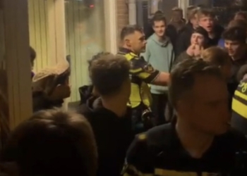 Nieuwkomers vielen dorpelingen lastig. Totdat het hele dorp op hen afkwam