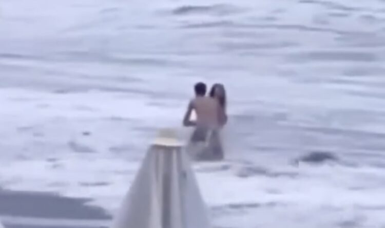 Strandwandeling eindigt in drama: vrouw door zee meegesleurd terwijl vriend machteloos toekijkt