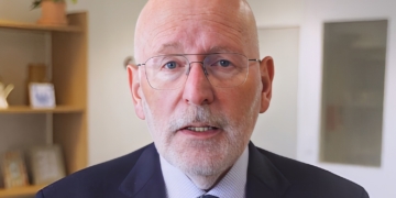 Frans Timmermans voelt zich keihard gepakt door Wilfred Genee: “Naaistreek”