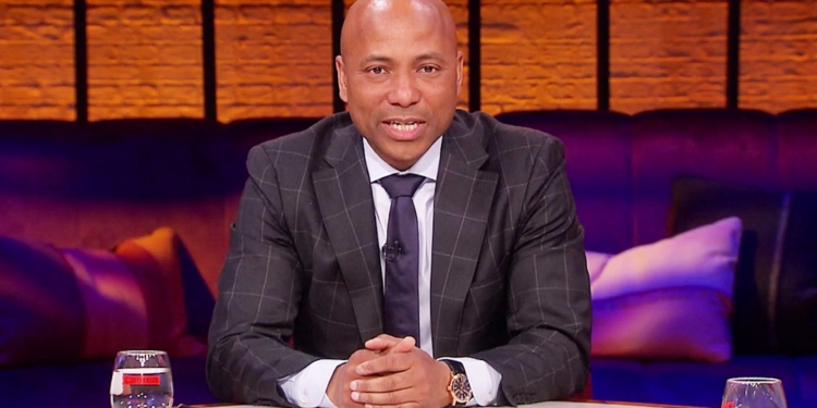 Johan Derksen zet Humberto Tan keihard op zijn plaats: ‘Hou je bek!’