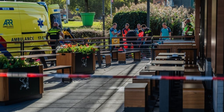 Bizarre wending: Biologische moeder van doodgeschoten Jerryson (15) klaagt politie aan