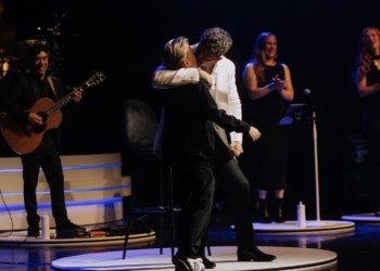 André Hazes overrompeld door emotionele verrassing tijdens theatershow
