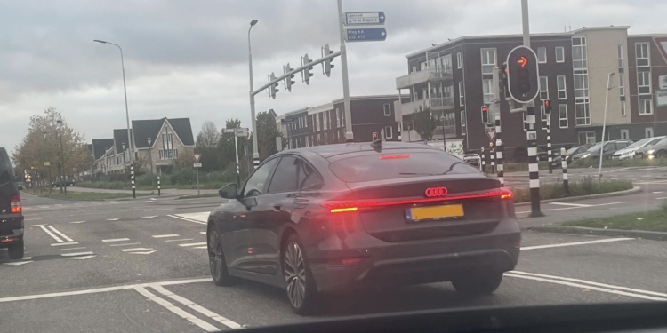 Je ziet steeds meer lichtgevende logo’s op de weg, mag dat wel? Dit is het antwoord!