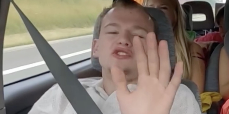 Bom barst tijdens autorit in Grote Gezinnen, Grote Vakanties: ‘Ik word gek van jou!’